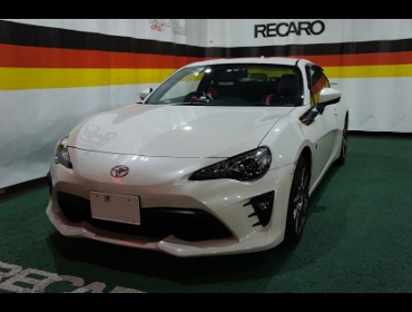 TOYOTA�@86�@����@ZN6�@�Ɂ@RECARO�i���J���j�V�[�g����