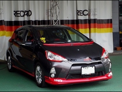 TOYOTA�@�A�N�A�@NHP10�@�Ɂ@RECARO�i���J���j�V�[�g�@SR-7�@Lassic�@RED�@�V�[�g�q�[�^�[�t���@����