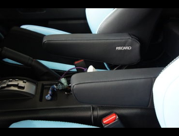 TOYOTA�@FJ�N���[�U�[�@GSJ15�@�Ɂ@RECARO�i���J���j�@SR-7F�@Lassic�@BL�@�A�[�����X�g�t���@�~2�r�@����