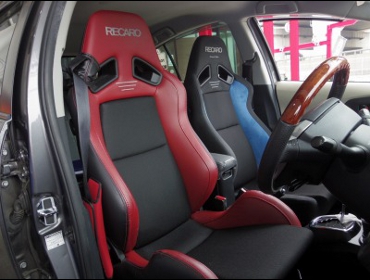 TOYOTA�@�A�N�A�@NHP10�@�Ɂ@RECARO�i���J���j�@SR-7�@Lassic�@RED�@�V�[�g�q�[�^�[�t���@���@SR-7F�@����A�h�o���X�G�f�B�V����2019�@�u���[�@����