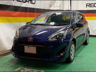 TOYOTA�@�A�N�A�@NHP10�@�Ɂ@RECARO�i���J���j�@�G���S���hMV�@BK�@����