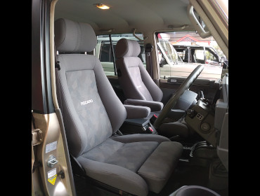 TOYOTA�@�����h�N���[�U�[70�@�Ɂ@RECARO�i���J���j�@�G���S���hMV�@�O���C�@�V�[�g�q�[�^�[�t���@�~���E�@����