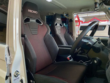 TOYOTA�@�����h�N���[�U�[70�@3DA-GDJ76W�i2024�N�j�@�Ɂ@RECARO�i���J���j�@SR-C�@BK100H�@A/R�@BK/RED�@�V�[�g�q�[�^�[�t���@�~���E�@����