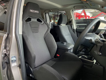 TOYOTA�@�����h�N���[�U�[�v���h�@TRJ150�i2023�N�j�@�Ɂ@RECARO�i���J���j�@SR-S�@BK100�@BK/SIL�@����