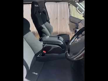 TOYOTA�@�n�C�G�[�X�@200�n�@4�^�@DX�@GL�@MT�ԁ@�t�����g3�l�|���@�Ɂ@RECARO�i���J���j�@SR-7F�@KK100�@BK�@�A�[�����X�g�t���@���@SR-7F�@KK100�@BK�@����