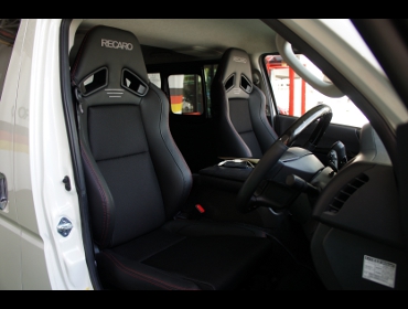 TOYOTA�@�n�C�G�[�X�@4�^�@KDH201�@2015�N�@�Ɂ@RECARO�i���J���j�@SR-7F�@Lassic�@BK�@A/R�^�C�v�@�~2�r�@����