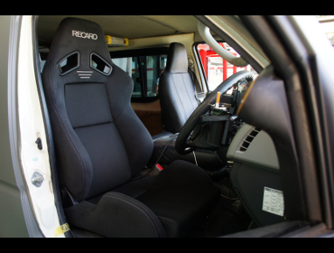 TOYOTA�@200�n�n�C�G�[�X�@1�^�@DX�@�Ɂ@RECARO�i���J���j�@SR-7�@GK100�@BK/BK�@����