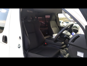 TOYOTA�@�n�C�G�[�X�@200�n�@4�^�@����@�t�����g3�l�|���@�Ɂ@RECARO�i���J���j�@SR-7F�@GK100�@BK/BK�@����