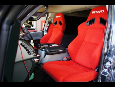 TOYOTA�@�n�C�G�[�X�@THR200V�i2005�N�j�@�Ɂ@RECARO�i���J���j�@SR-7�@KK100�@RED�@���@SR-7F�@KK100�@RED�@����