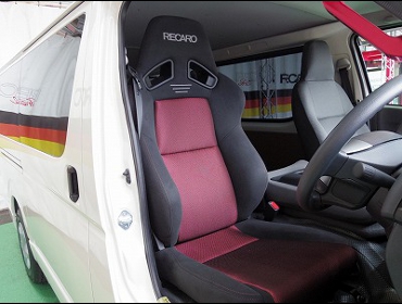 TOYOTA�@�n�C�G�[�X�@6�^�i2020�N�j�@�Ɂ@RECARO�i���J���j�@SR-7F�@GK100�@BK/RED�@����