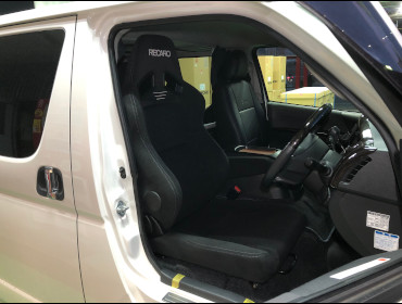 TOYOTA�@�n�C�G�[�X200�n�i2018�N�j�@�Ɂ@RECARO�i���J���@SR-7F�@GK100�@BK/BK�@�V�[�g�q�[�^�[�t���@����