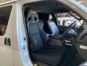 TOYOTA�@�n�C�G�[�X�@6�^�i���[�f�B�[�[���i2022�N�j�@�Ɂ@RECARO�i���J���j�@SR-7F�@GU100�@BK�@����