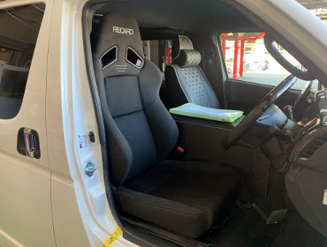 TOYOTA�@�n�C�G�[�X�@200�n�@6�^�i���[�f�B�[�[���@�Ɂ@RECARO�i���J���j�@SR-7F�@GK100�@BK/BK�@����