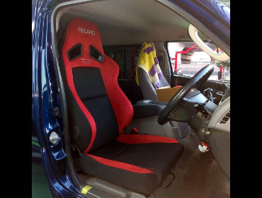 TOYOTA�@�n�C�G�[�X�@4�^�@�i���[�@�f�B�[�[���@�Ɂ@RECARO�i���J���j�@SR-7F GU100H�@RED�@�V�[�g�q�[�^�[�t���@����