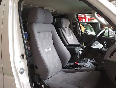 TOYOTA�@�n�C�G�[�X�@3�^�i���[�f�B�[�[���@�Ɂ@RECARO�i���J���j�@�G���S���hMV�@�O���C�@����