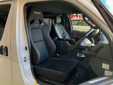 TOYOTA�@�n�C�G�[�X�@200�n�o���@�Ɂ@RECARO�i���J���j�@SR-7F�@GK100H�@BK/BK�@�V�[�g�q�[�^�[�t���@����