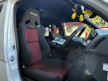 TOYOTA�@�n�C�G�[�X�@200�n�@6�^�@�Ɂ@RECARO�i���J���j�@SR-7F�@GK100�@BK/RED�@����