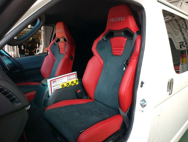 TOYOTA�@�n�C�G�[�X�@7�^�i���[�f�B�[�[���@�i2024�N�j�@�Ɂ@RECARO�i���J���j�@SR-C�@UT100H�@RED�@�V�[�g�q�[�^�[�t���@�~���E�@����