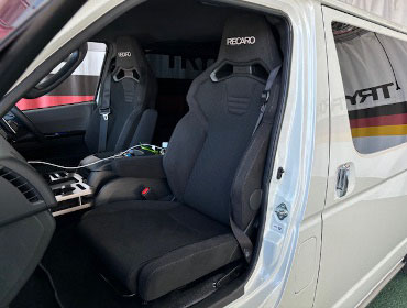 TOYOTA�@�n�C�G�[�X�@�f�B�[�[���i���[�i2024�N�j�@�Ɂ@RECARO�i���J���j�@SR-C�@BK100�@A/R�@BK/BK�@�A�[�����X�g�t���@�~���E�@����