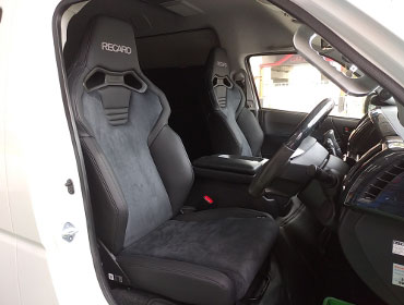 TOYOTA�@�n�C�G�[�X�R�~���[�^�[�i2017�N�j�@�Ɂ@RECARO�i���J���j�@SR-C�@UT100�@BK�@�~���E�@����