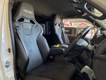 TOYOTA�@�n�C�G�[�X7�^�@�i���[�f�B�[�[���i2024�N�j�@�Ɂ@RECARO�i���J���j�@SR-C�@UT100H�@A/R�@BK�@���@SR-C�@UT100�@A/R�@BK�@����