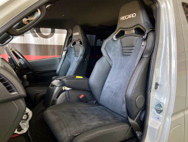TOYOTA�@�n�C�G�[�X7�^�@�i���[�f�B�[�[���i2024�N�j�@�Ɂ@RECARO�i���J���j�@SR-C�@UT100H�@A/R�@BK�@���@SR-C�@UT100�@A/R�@BK�@����