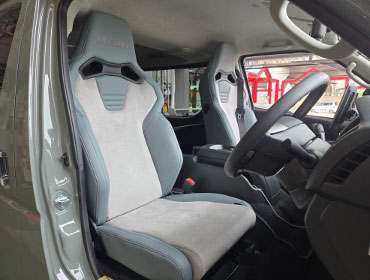 TOYOTA�@�n�C�G�[�X�@GDH206V�i2025�N�j�@�Ɂ@RECARO�i���J���j�@SR-C UT100�@�T�[�W�O���C�@�~���E�@����