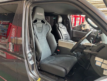 TOYOTA�@�n�C�G�[�X200�n�i2021�N�j�@�Ɂ@RECARO�i���J���j�@SR-C�@UT100H�@A/R�@BK�@�V�[�g�q�[�^�[�t���@����