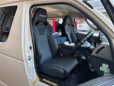 TOYOTA�@�n�C�G�[�X�i2011�N�j�@�Ɂ@RECARO�i���J���j�@SR-C�@UT100�@A/R�@BK�@�~���E�@����
