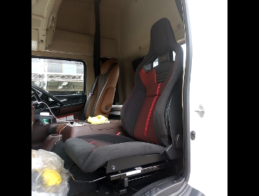 HINO�@17�����W���[�@FD2ARA�@�Ɂ@RECARO�i���J���j�@�N���X�X�|�[�c�X�^�[�@GK100H�@RED�@����