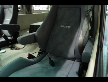 �O�H���[�U�@4WD�@�Ɂ@RECARO�i���J���j�@�G���S���hMV�@�O���C�@�~���E�@����