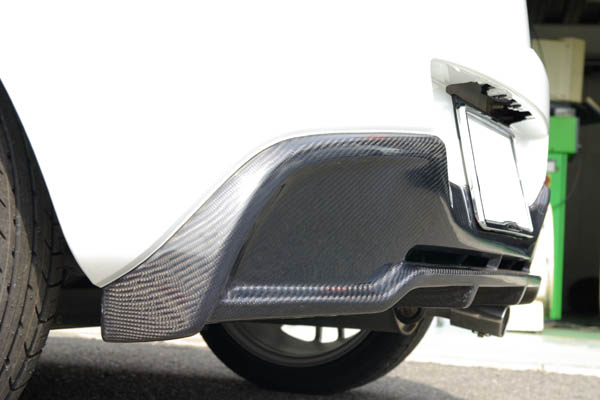 リアアンダースポイラー